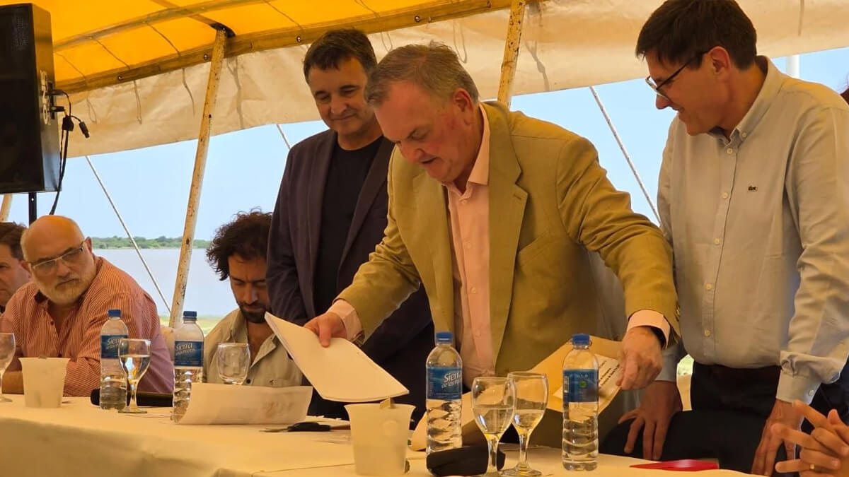 Felipe Michlig y José Goity encabezan apertura de sobres licitatorios en Laguna La Verde, obras históricas con financiamiento internacional