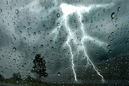 lluvia intensa en Santa Fe vista a través de un vidrio con gotas durante tormenta fuerte