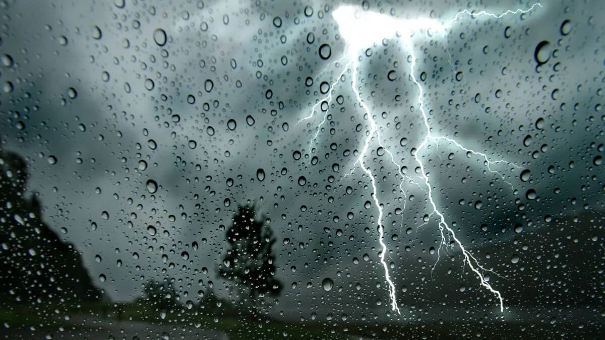 lluvia intensa en Santa Fe vista a través de un vidrio con gotas durante tormenta fuerte