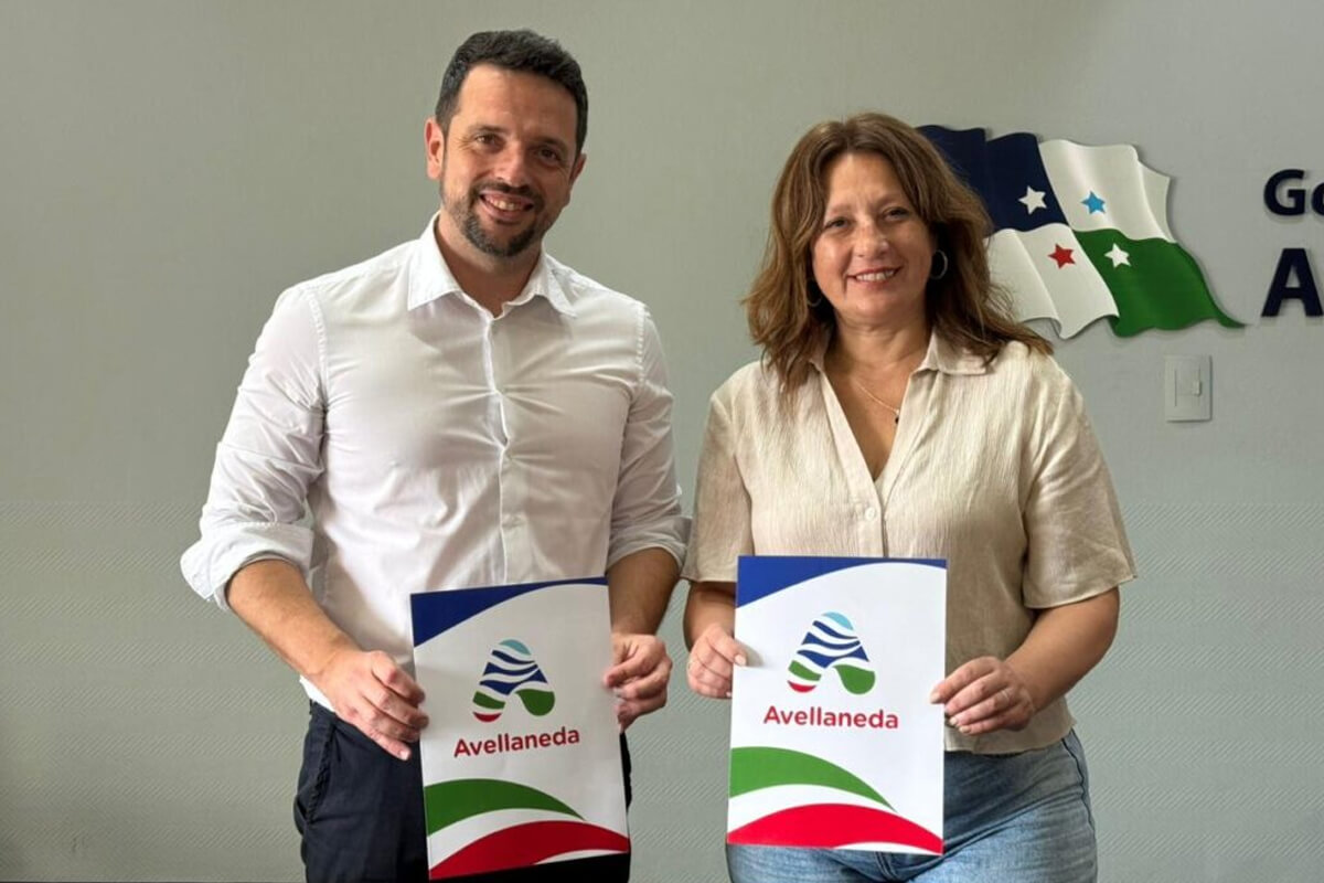Gonzalo Braidot y Paola Nanini firman convenio turístico y cultural entre Avellaneda y Colonia Caroya