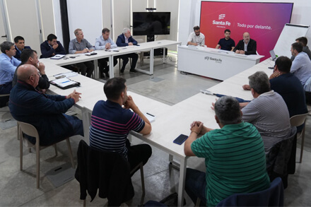 Autoridades provinciales reunidas con representantes de frigoríficos pesqueros de Santa Fe para coordinar la suspensión del acopio de pescado de río y cuidar la biodiversidad.