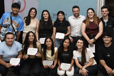 Intendente Gonzalo Braidot junto a jóvenes recibiendo certificados en el Centro de Innovación Avellaneda