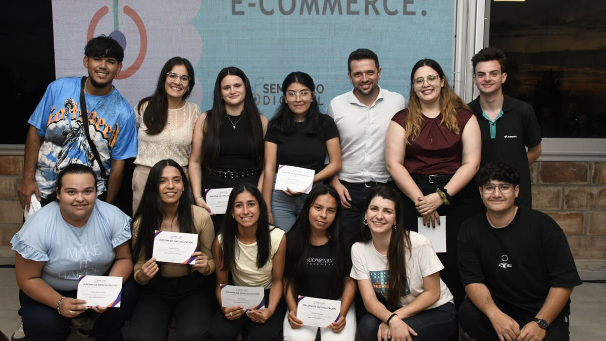 Intendente Gonzalo Braidot junto a jóvenes recibiendo certificados en el Centro de Innovación Avellaneda