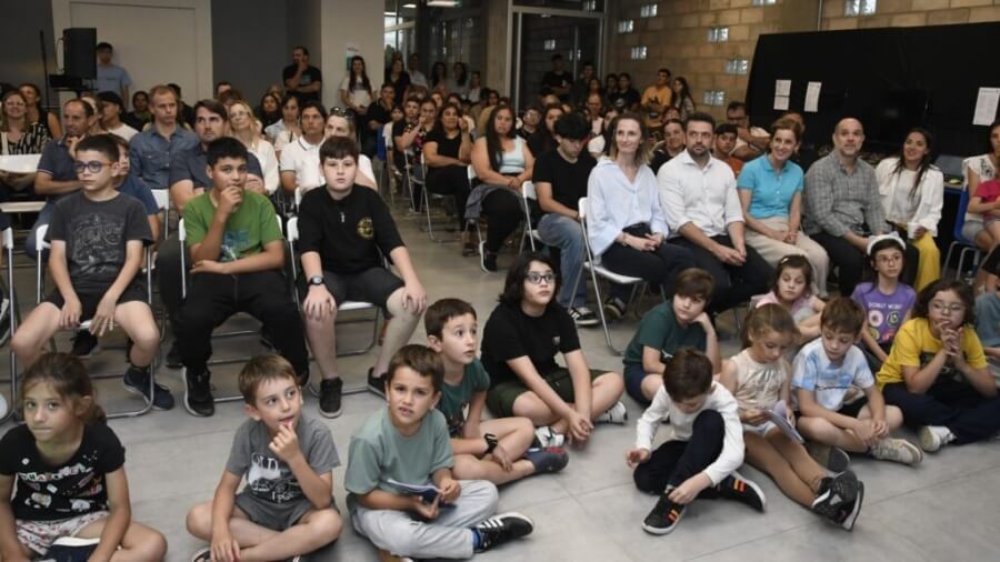 Acto de entrega de certificados a quienes participaron de las capacitaciones realizadas durante 2025 en Avellaneda