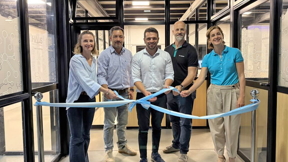 Corte de cintas en Agenpia durante la inauguración de nuevas oficinas de incubación para proyectos tecnológicos en Avellaneda