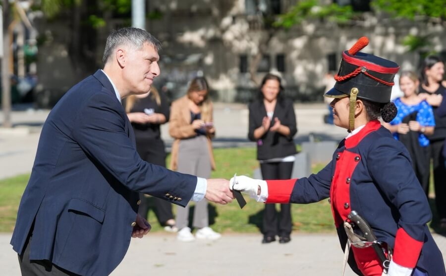Ministro Pablo Olivares entrega un reconocimiento a integrante de los Dragones de la Independencia durante el acto por su 40° aniversario en Santa Fe