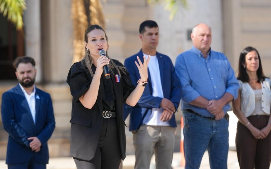 Virginia Coudannes brinda su mensaje durante el homenaje a los Dragones de la Independencia en la Semana Invencible en Santa Fe