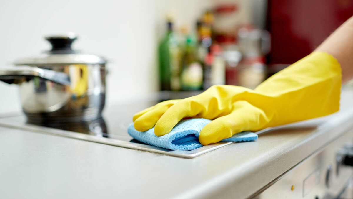 empleada doméstica realizando tareas de limpieza hogar aumento salarial noviembre 2025 escala completa