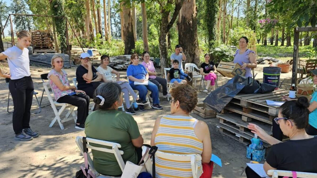 Vecinos participando en taller de compostaje en Avellaneda – capacitación ambiental y reciclaje orgánico