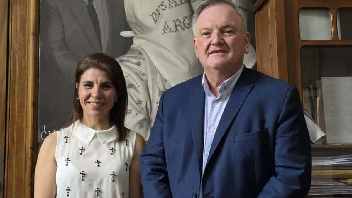 Senador Felipe Michlig junto a la presidente comunal Silvana Romero repasando gestiones y obras para Hersilia – desarrollo, infraestructura y seguridad