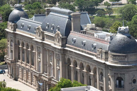 Casa de Gobierno de Santa Fe durante anuncio de compensación salarial para empleados estatales