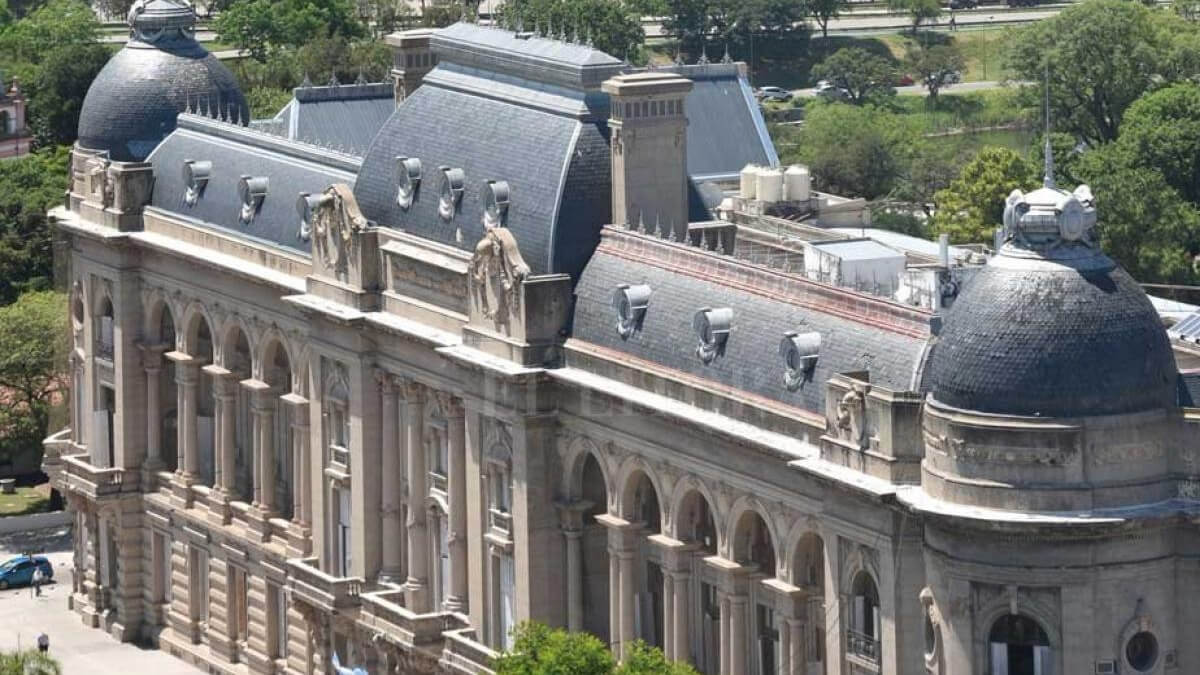 Casa de Gobierno de Santa Fe durante anuncio de compensación salarial para empleados estatales