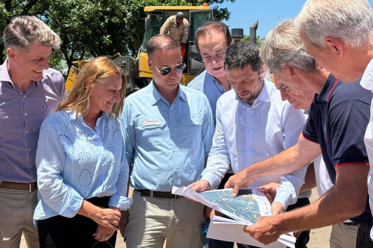 Intendente Braidot junto al ministro Enrico, senador Marcón y autoridades provinciales observando el plano de la obra de la Conexión Vial Urbana Avellaneda–Reconquista