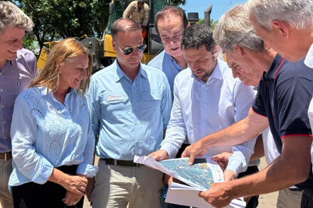 Intendente Braidot junto al ministro Enrico, senador Marcón y autoridades provinciales observando el plano de la obra de la Conexión Vial Urbana Avellaneda–Reconquista