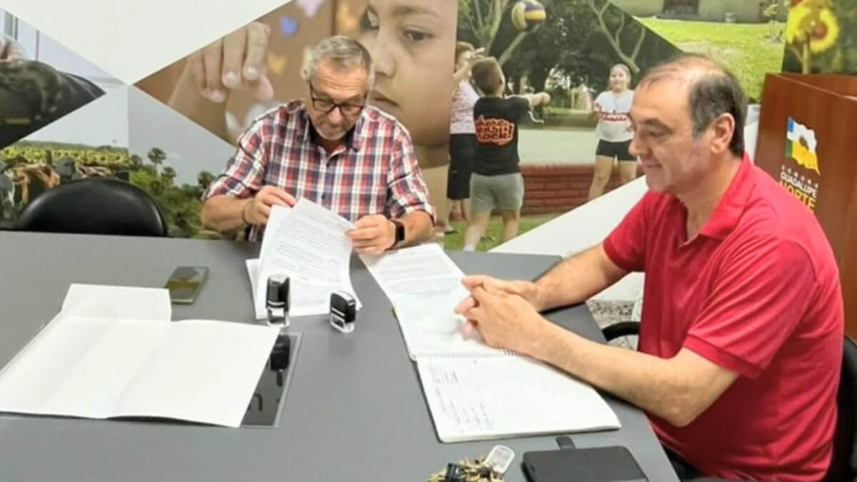 Héctor Zat y Roberto “Tito” Tion firman convenio para mejorar caminos productivos en Guadalupe Norte