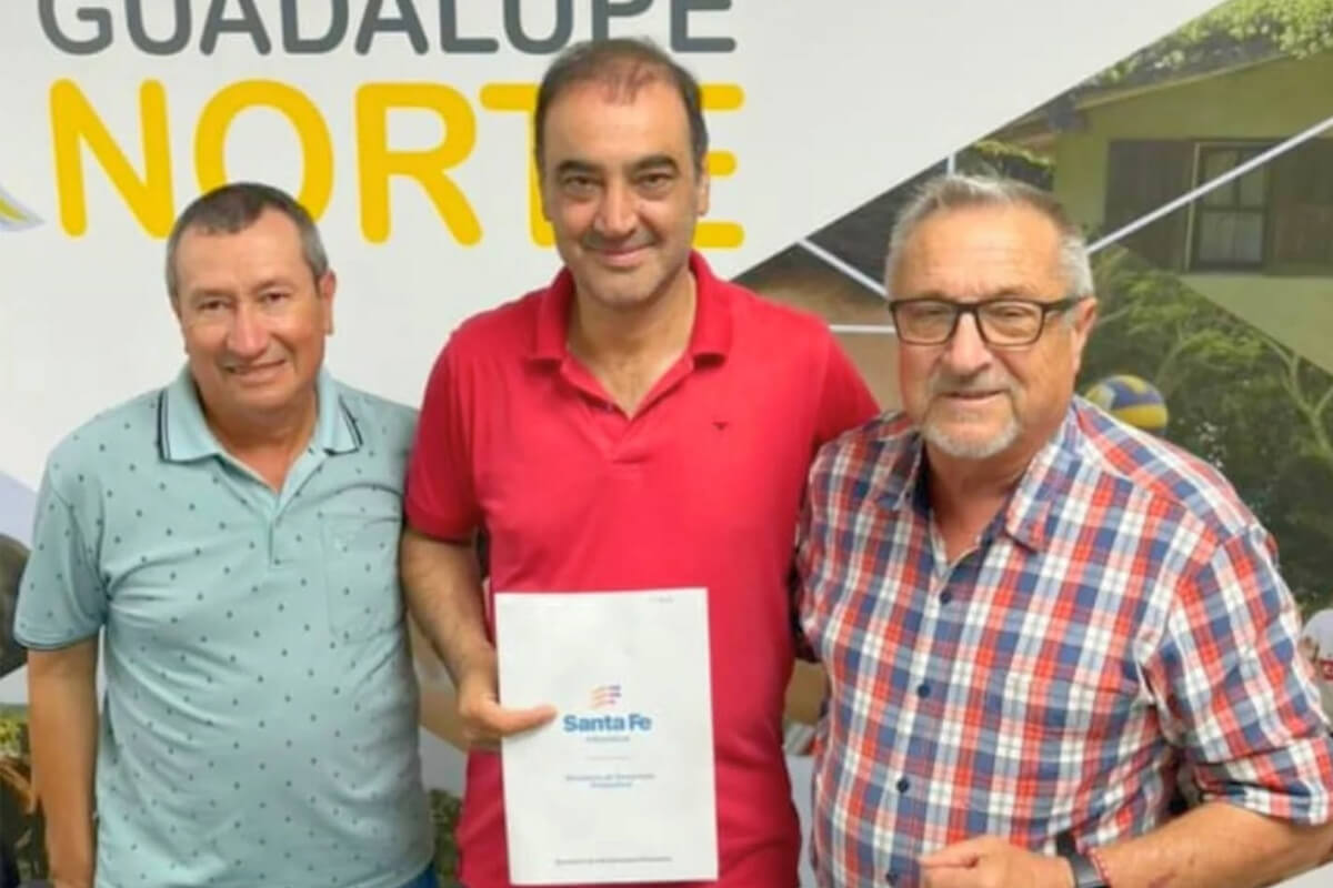 Héctor Zat y Roberto “Tito” Tion tras la firma del convenio que permitirá a Guadalupe Norte seguir avanzando en el mejoramiento de caminos distritales