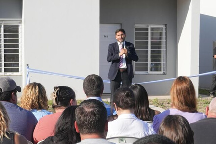 Gobernador Maximiliano Pullaro deja su mensaje durante la inauguración de viviendas en San Jerónimo Norte obra pública Santa Fe