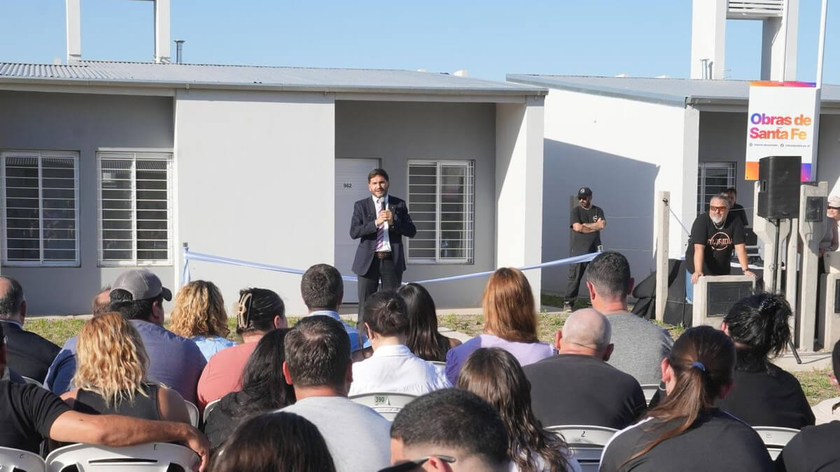 Gobernador Maximiliano Pullaro deja su mensaje durante la inauguración de viviendas en San Jerónimo Norte obra pública Santa Fe