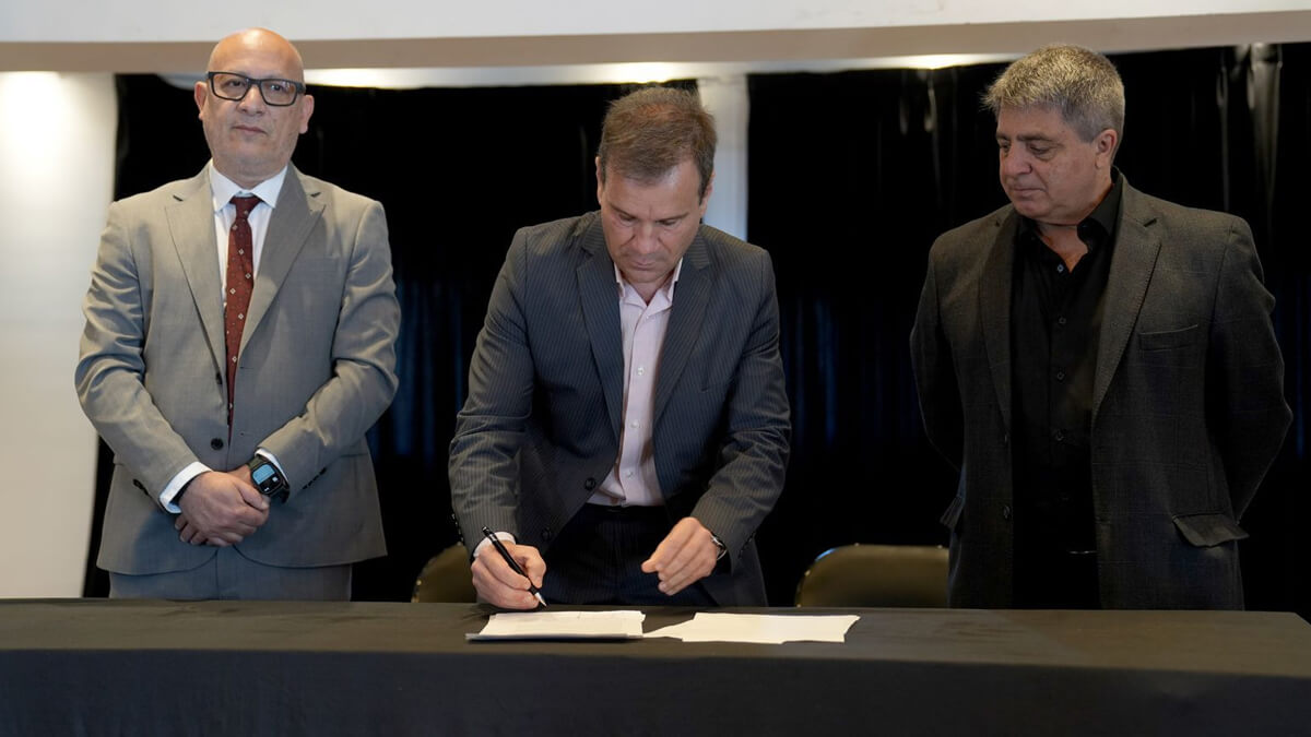 Firma del convenio entre Gobierno de Santa Fe y Cámara de Supermercados de Rosario para relanzar Billetera Santa Fe con reintegros.