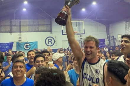 Festejos de Círculo Recreativo campeón liguista Clausura bicampeón básquet Vera