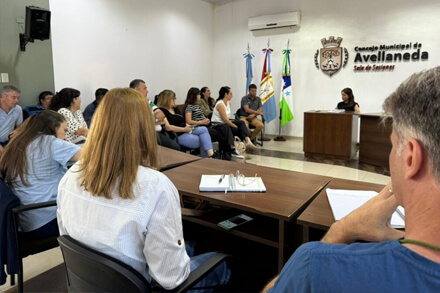 Marina Orzan junto a representantes de instituciones locales durante la reunión interinstitucional de prevención y trabajo comunitario en Santa Fe