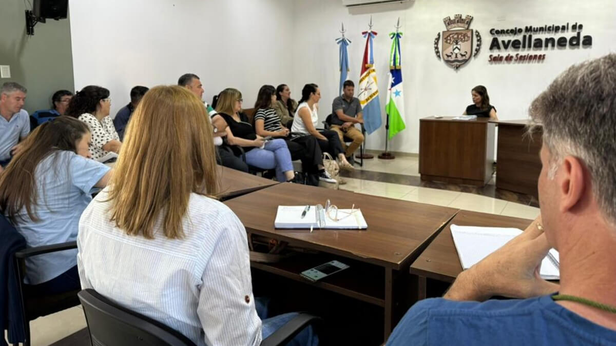Marina Orzan junto a representantes de instituciones locales durante la reunión interinstitucional de prevención y trabajo comunitario en Santa Fe