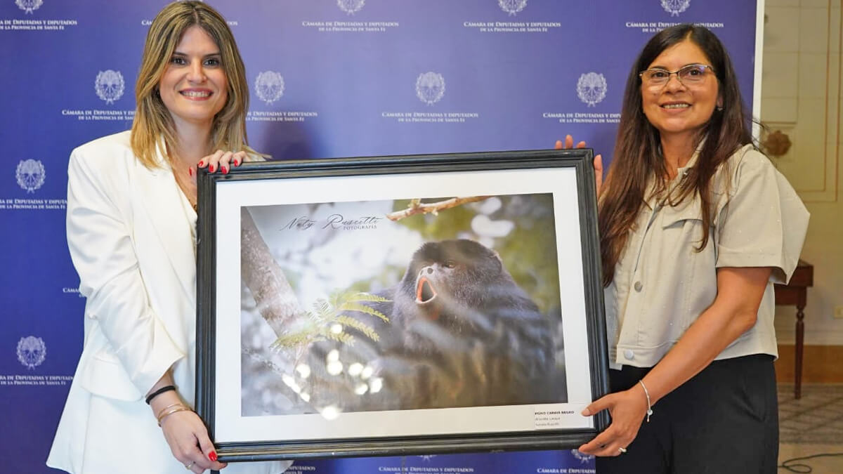 diputada charo mancini y fotógrafa natalia ruscitti inaugurando la muestra jaaukanigás en la legislatura provincial, exposición fotográfica del humedal, sitio ramsar