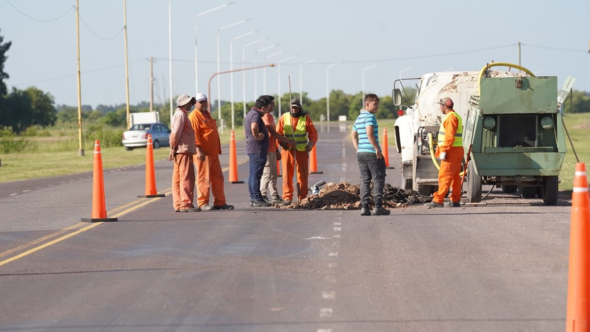 Primeros trabajos de reparación de la Ruta Provincial 1 tras la firma del acta de inicio de obra