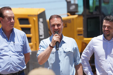 Ministro Enrico junto al senador Marcón y el intendente Braidot en la firma de inicio de la tercera conexión vial Reconquista–Avellaneda