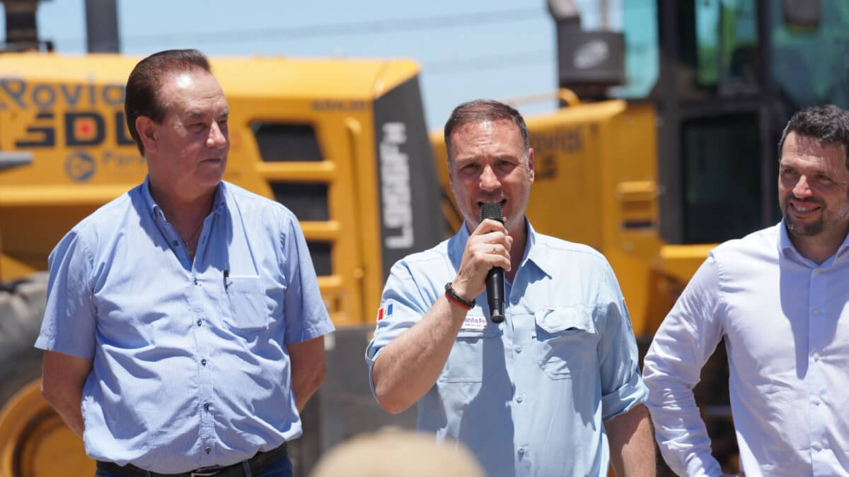 Ministro Enrico junto al senador Marcón y el intendente Braidot en la firma de inicio de la tercera conexión vial Reconquista–Avellaneda