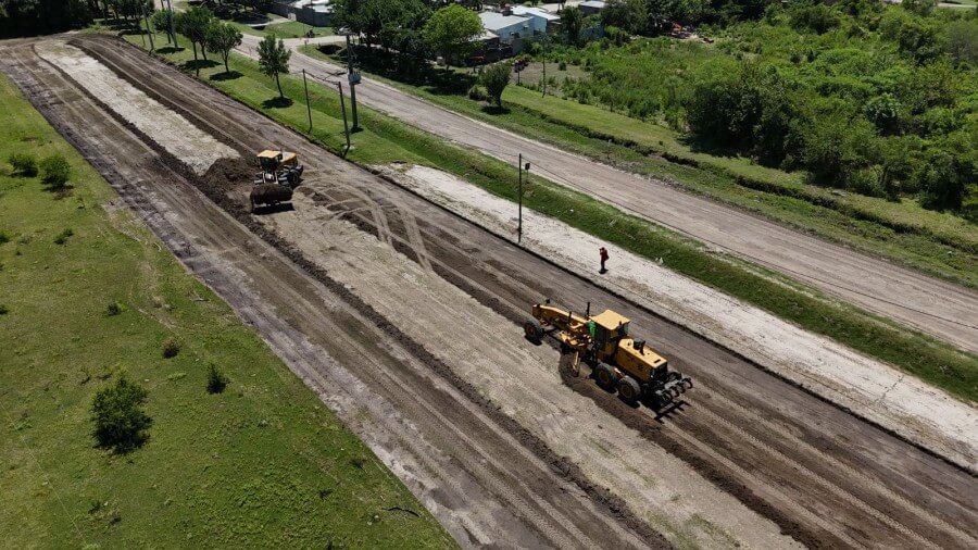 Maquinarias viales realizando movimientos de suelo en la construcción de la tercera conexión vial entre Reconquista y Avellaneda