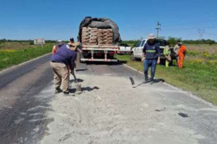 Trabajos de mantenimiento en Ruta Nacional 11 con personal y maquinaria de Vialidad Nacional realizando tareas de bacheo y conservación