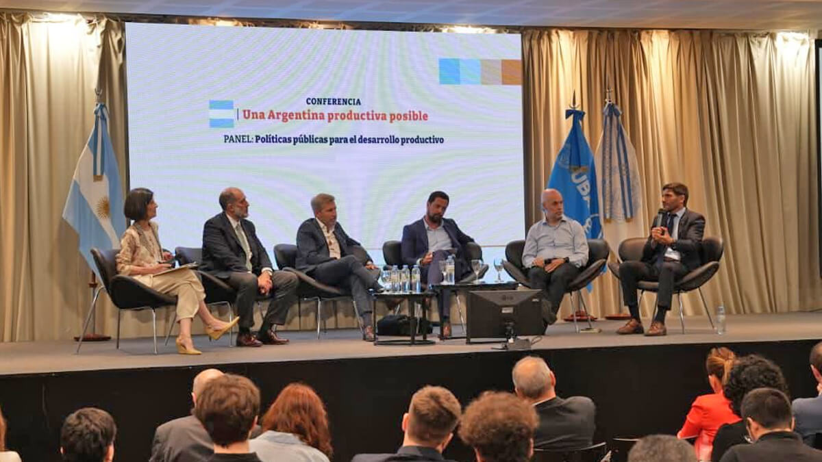 Pullaro participando del panel de expositores en conferencia Una Argentina productiva posible UBA Conicet