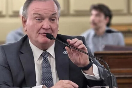 Senador Felipe Michlig en la última sesión del Senado provincial impulsando proyecto de Parque Fotovoltaico en San Cristóbal energías renovables