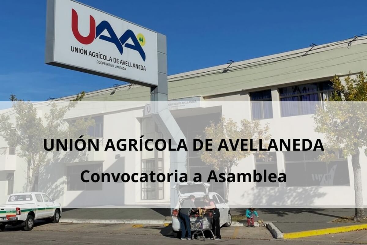 Convocatoria a Asamblea General Ordinaria de la Unión Agrícola Avellaneda sobre fondo del edificio de la institución cooperativista