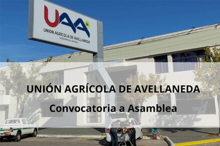 Convocatoria a Asamblea General Ordinaria de la Unión Agrícola Avellaneda sobre fondo del edificio de la institución cooperativista