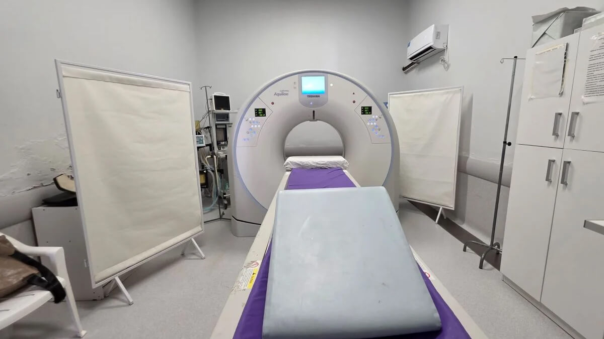equipo de tomógrafo moderno en sala hospitalaria reacondicionada en San Cristóbal Santa Fe