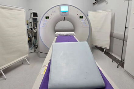 equipo de tomógrafo moderno en sala hospitalaria reacondicionada en San Cristóbal Santa Fe