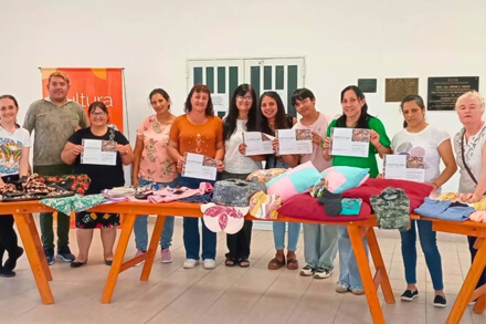 Foto grupal del cierre del Taller de Costura en Las Garzas, participantes con certificados y muestra de trabajos, taller de costura 2025