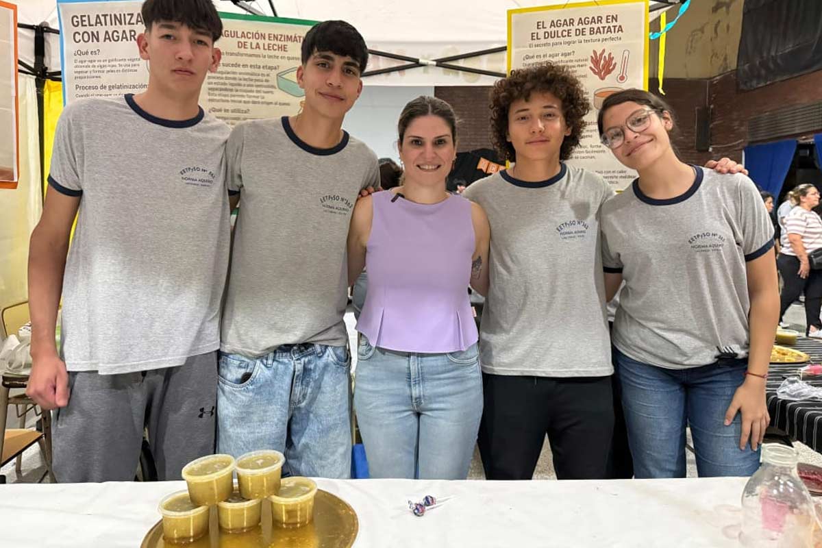 Charo Mancini junto a alumnos de la Escuela Técnica 363 durante su recorrida por la Expo-Técnica 2025
