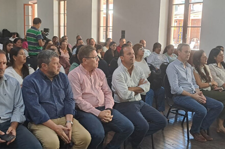 Asistentes al acto de entrega de diplomas de promotores gerontológicos en San Justo – formación, cuidado de adultos mayores, capacitación provincial.