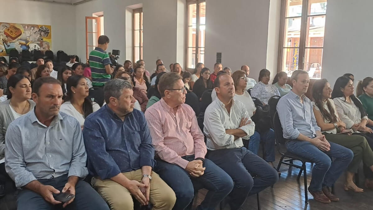 Asistentes al acto de entrega de diplomas de promotores gerontológicos en San Justo – formación, cuidado de adultos mayores, capacitación provincial.