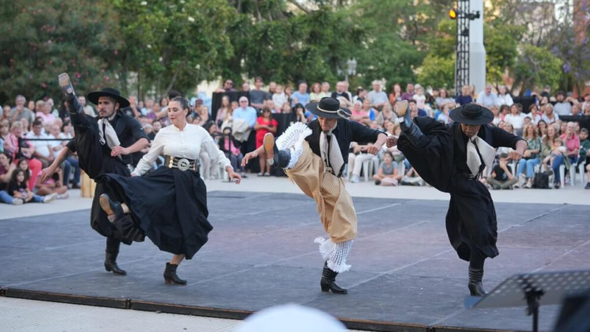 Compañía Municipal de Danzas Folclóricas de Avellaneda en espectáculo de bombo y malambo durante el cierre de la Semana Invencible en Santa Fe