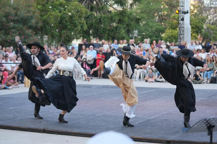 Compañía Municipal de Danzas Folclóricas de Avellaneda en espectáculo de bombo y malambo durante el cierre de la Semana Invencible en Santa Fe