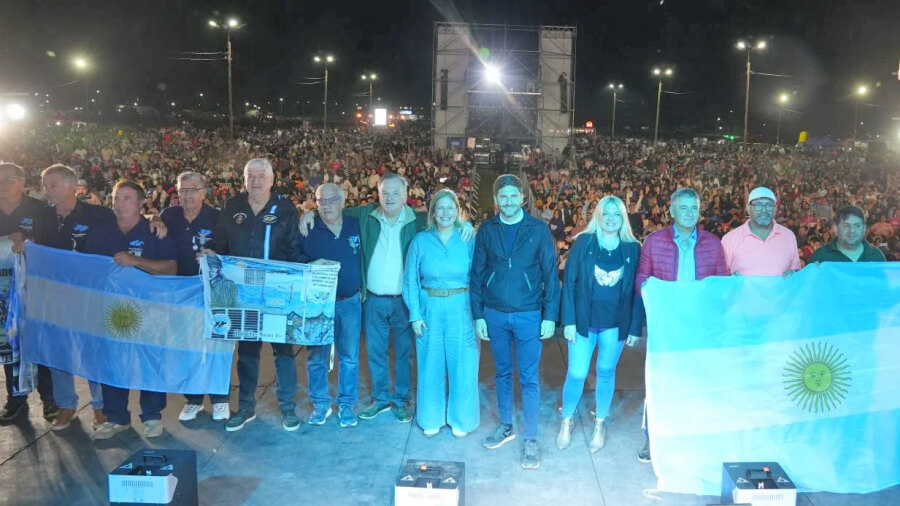 autoridades presentes fiesta de la confraternidad con público de fondo ceres 2025
