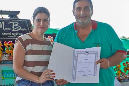 Diputada Charo Mancini entrega declaración de interés en el 22° Concurso de Pesca Variada con Devolución en el Club Pato Cuá