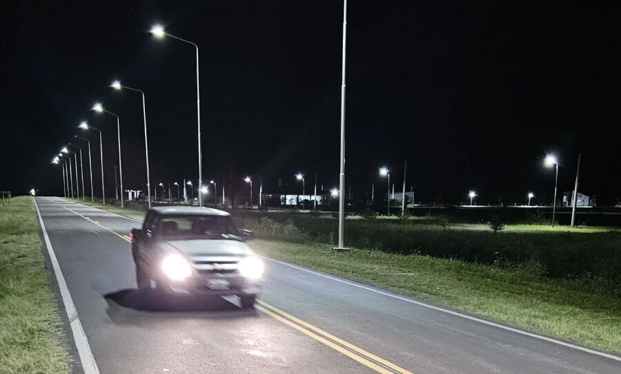 Vehículo circulando de noche por la nueva iluminación LED de la Ruta Provincial 40 en La Potasa Nicanor Molinas obra vial seguridad nocturna