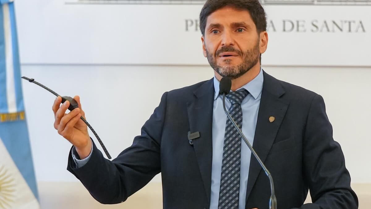 Gobernador Maximiliano Pullaro presenta el nuevo sistema de tobilleras duales con monitoreo GPS para prevenir violencia de género en Santa Fe