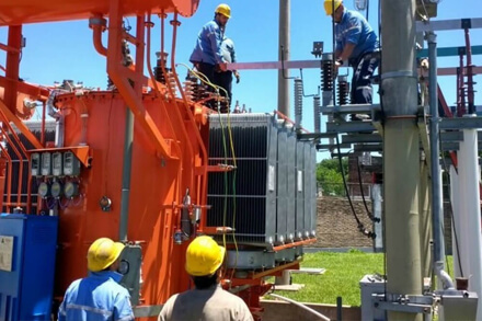 Empleados de la EPE realizando tareas en una subestación transformadora en Reconquista, obra eléctrica provincial, mejoras en el servicio (foto archivo)