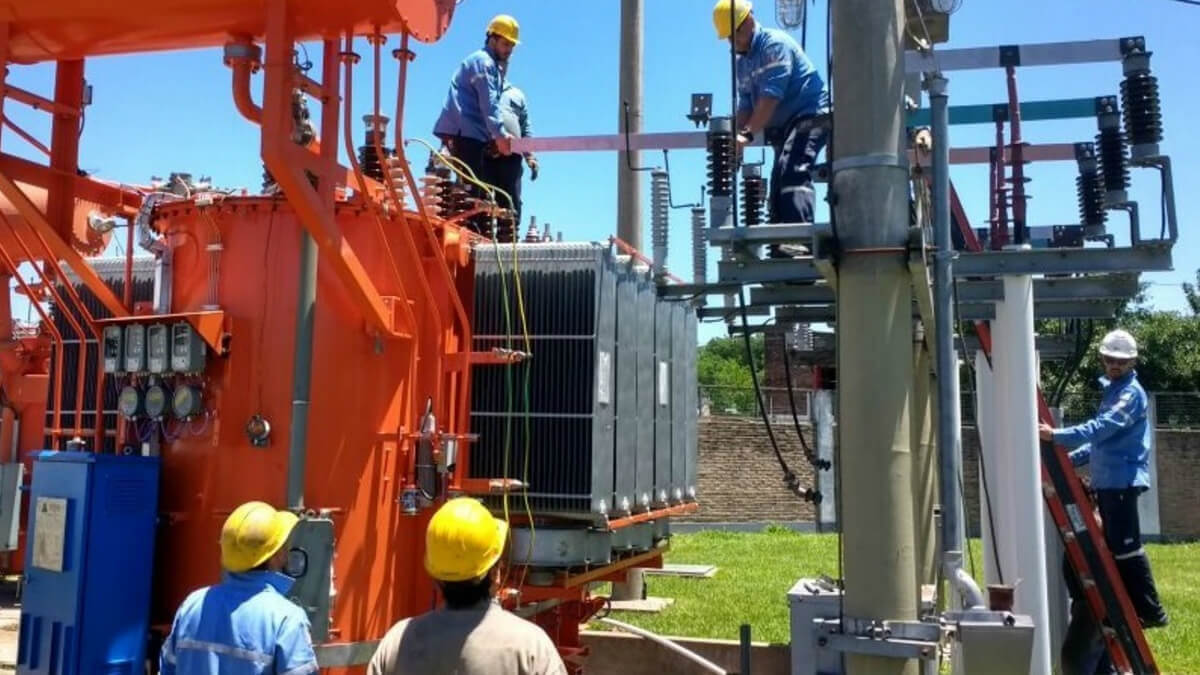 Empleados de la EPE realizando tareas en una subestación transformadora en Reconquista, obra eléctrica provincial, mejoras en el servicio (foto archivo)